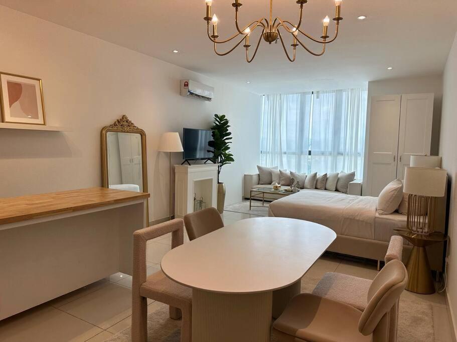 The Gilded With View Apartment *